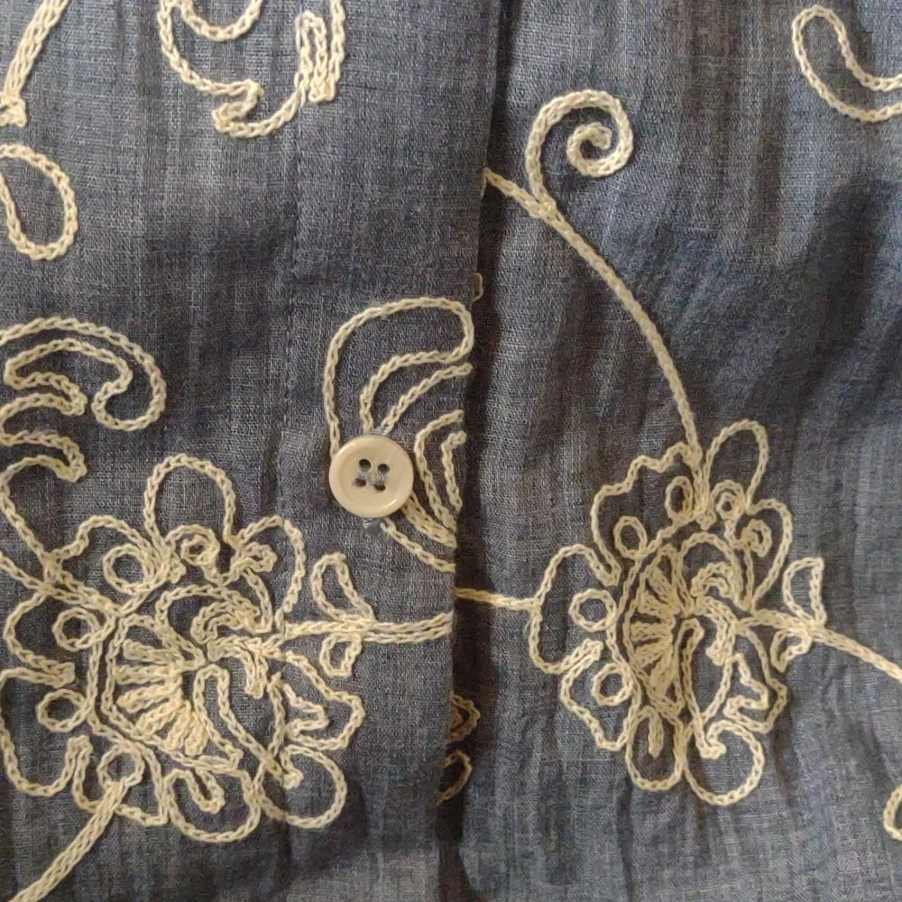 EUC CHICO'S Womens Long-Sleeve Embroidered Button-Up Tunic-Length Shirt - Picture 5 of 5